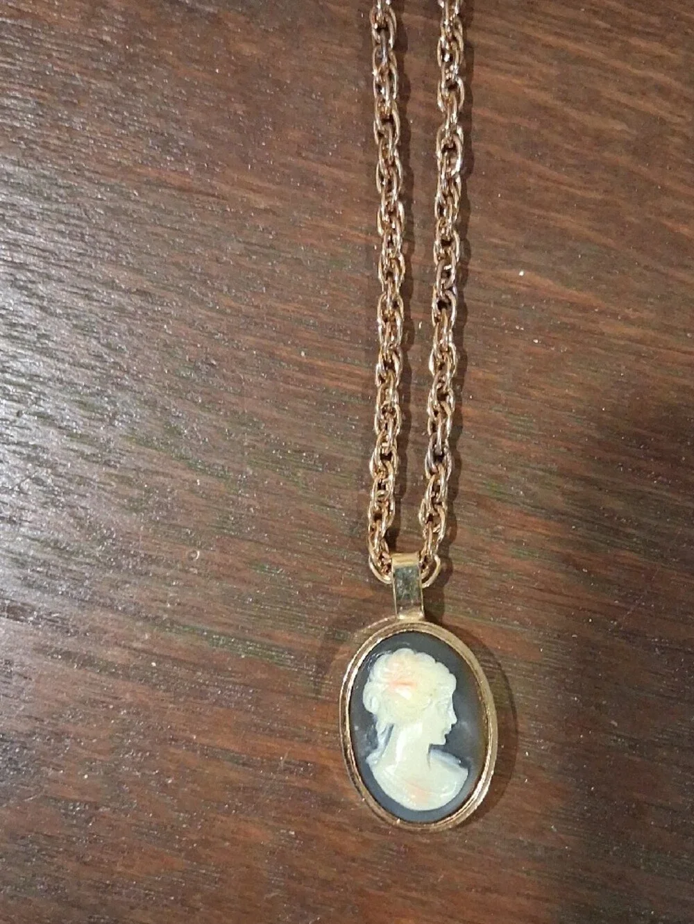 Gold-Tone Black and Cream Cameo Pendant Necklace READ